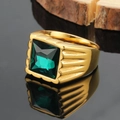 Dettaglio dell'anello da uomo in titanio dorato con grande pietra verde quadrata - Oro Verde