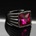 Vista macro di un anello in titanio nero con pietra quadrata viola e fascia strutturata - Nero Zirconia Rosa Rossa