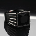 Macro di anello a sigillo in titanio nero con pietra quadrata e dettagli scanalati - Base Nera Pietra Nera