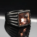Macro di anello da uomo in acciaio al titanio nero opaco con pietra preziosa arancione quadrata - Nero Pietra Champagne