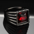 Dettaglio macro di un anello da uomo in titanio nero con grande zircone rosso quadrato - Base Nera Pietra Rossa