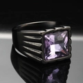 Anello da uomo in titanio nero opaco con gemma viola quadrata e dettagli a scanalatura - Nero Pietra Viola
