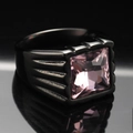 Dettaglio della gemma rosa quadrata incastonata in anello di titanio nero a onde - Nero Zirconia Rosa