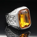 Dettaglio macro dell'anello vintage da uomo in argento con gemma arancione e incisioni - Taglia 7 / Argento Acciaio Gemma Gialla