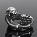 Vintage gothic herenring met skelethand en schedel in antieke zilveren afwerking - US 7 / Antiek zilver
