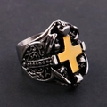Dettaglio macro dell'anello teschio gotico con croce dorata e texture in acciaio vintage - US 7 / Oro e Argento