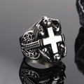 Dettaglio macro dell'anello gotico punk con rilievi di teschi e croci in acciaio inox - US 7 / Color Acciaio