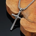 Collana con pendente a croce in scaglie di drago per uomo con catena quadrata su legno - Ciondolo Argento Solo (Senza Catena) (WD-472)