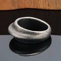 Anillo vintage de titanio plateado oxidado con superficie texturizada y diseño ancho - US 7 / Plata antigua