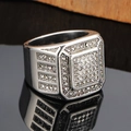 Anello hip hop lussuoso da uomo in argento con pavé di cristalli quadrati brillanti - Taglia 7 / Colore acciaio