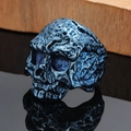 Punk-Hip-Hop-Totenkopfring in tiefblauer Galvanisierung mit Felsentextur - US 7 / Blau