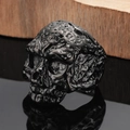 Makroaufnahme von Punk-Totenkopfring in Schwarz mit Lava-Struktur aus Edelstahl - US 7 / Schwarz