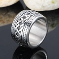 Vintage keltischer Knoten Ring aus Edelstahl für Herren auf schwarzer Reflexionsfläche - US 7 / Stahlfarben