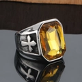 Makroaufnahme eines Vintage-Titanrings mit gelbem Edelstein und Kreuz-Gravur - Stahlfarbe Gelber Strass