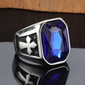 Herren Vintage Edelstahlring mit rechteckigem blauem Edelstein und Kreuz-Relief-Details - US 7 / Stahlfarbe Blauer Strass