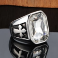 Makroaufnahme von rechteckigem Edelstein und Kreuzrelief auf silbernem Punk-Ring - Silber Weißer Zirkon