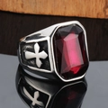Makro-Detail des gotischen Siegelrings mit großem rotem Edelstein und geschnitztem Kreuz - Steel Rose Red Rhinestone