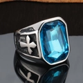 Makroaufnahme: Herrenring aus Edelstahl mit blauem Edelstein und Kreuz-Relief-Muster - US 7 / Steel Aqua Blue Rhinestone