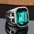 Detailansicht des quadratischen smaragdgrünen Steins und Kreuzreliefs auf dem Stahlring - US 7 / Steel Dark Green Rhinestone