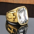 Makroansicht der Herren-Goldring aus Edelstahl mit Zirkonia und Kreuz-Relief-Verzierung - Gold Weiß Zirkonia