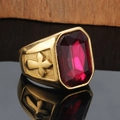 Detailansicht eines Vintage-Goldrings mit rotem Edelstein und Kreuz-Relief-Dekor - Gold Rosenrot Strass