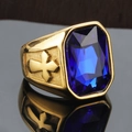 Nahaufnahme des goldenen Herrenrings mit blauem Edelstein und Kreuzrelief-Details - Gold Mit Blauem Strass