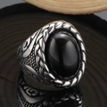 Makro-Detail von Herren Retro-Titanstahlring mit schwarzem Edelstein und Webstruktur - US 7 / Steel Color Black Onyx