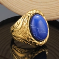 Makroaufnahme: Vintage Herrenring aus Gold-Titan mit ovalem blauem Stein-Besatz - US 7 / Gold Dunkelblau Türkis