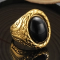 Detail eines Vintage-Goldrings mit schwarzem Edelstein und geflochtener Struktur - US 7 / Gold Synthetischer Schwarzer Türkis