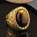 Vintage Herrenring mit Tigerauge aus vergoldetem Stahl mit gewebtem Musterdekor - US 7 / Goldenes Tigerauge