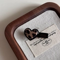 Detalle de la pinza de pelo de corazón de leopardo con letras doradas France Handmade - Estilo Corazón Estampado Leopardo