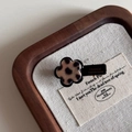 Detalle de pinza para el pelo con flor de leopardo y texto France Handmade en una bandeja - Estilo Flor Estampado Leopardo
