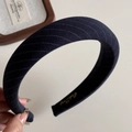 Détail du tissu rayé bleu marine du chouchou avec marquage doré élégant à l'intérieur - Serre-tête Rembourré en Tissu à Rayures / Bleu Marine