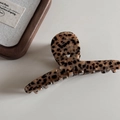 Vista dettagliata di una grande clip per capelli in acetato con stampa leopardata lucida - Stile a Forma di Appendiabiti