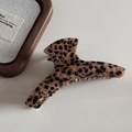 Dettaglio ravvicinato della molletta per capelli in acetato con motivo leopardato - Stile Dritto Ispessito