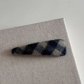 Gros plan sur la barrette à cheveux à carreaux gris avec texture en laine style vintage - Carreaux Marine Beige - Triangle Fin