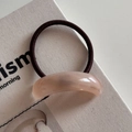 Detailed shot of elastic hair tie with marble resin piece and gold San-shine engraving - Single Curve / Apricot