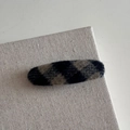 Détail de la pince à cheveux à carreaux bleu marine avec texture chaude en laine d'hiver - Carreaux Marine Beige - Ovale Long