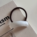 Makroaufnahme des minimalistischen braunen Haargummis mit weißem Acryl-Element - Einfache Kurve / Weiß
