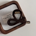 Detalle de una pinza para el pelo color chocolate con inscripción dorada de estilo francés - Chocolate-Nudo Cruzado