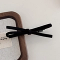 Détail d'une barrette à nœud en daim noir élégant avec pince crocodile en métal - Noir