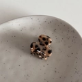 Detail der Mini Haarklammer mit Leopardenmuster und Acetat-Textur auf Keramikteller - Kleine Haarklammer