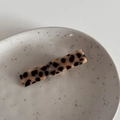 Nahaufnahme der Haarspange mit Leopardenmuster aus Acetat mit glänzendem Finish - Haarnadel