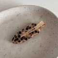 Detailansicht der Haarspange mit Leopardenmuster auf Keramikteller mit Gold-Clip - Nahtlose Clip