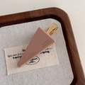 Nahaufnahme der rosa Harz Haarklammer mit France Handmade Text und goldener Metallklammer - Rosa