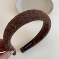 Primer plano de coletero de felpa marrón oscuro con detalle de etiqueta artesanal - Diadema / Diadema De Tela De Peluche Café