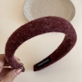 Detalle de diadema de felpa granate con etiqueta hecha a mano y textura suave y esponjosa - Diadema / Diadema De Tela De Peluche Roja