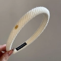 Primer plano de diadema de punto crema con emblema Love dorado y etiqueta de hecho a mano - Aro Fino De Punto Diagonal-Blanco