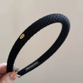 Primer plano de diadema de punto negra con hebilla dorada Love y etiqueta hecha a mano - Aro Fino De Punto Diagonal-Negro