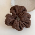 Primer plano de un coletero de felpa marrón oscuro con textura de mohair suave - Coletero / Coffee Fluffy Fabric Scrunchie